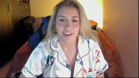 Snapshot of temptationsweet__ chatting on 04.28.26 Sara online show from 04.28.26