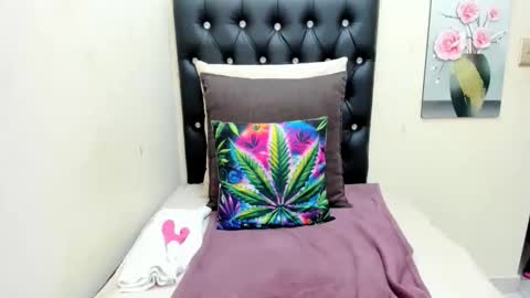 Snapshot of temptressqeen chatting on 10.30.25 temptressqeen online show from 10.30.25