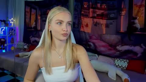 Snapshot of tessahamilton chatting on 10.31.25 TessaHamilton online show from 10.31.25