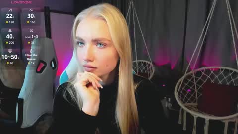 Snapshot of tessahamilton chatting on 11.25.25 TessaHamilton online show from 11.25.25