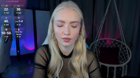 Snapshot of tessahamilton chatting on 11.30.25 TessaHamilton online show from 11.30.25