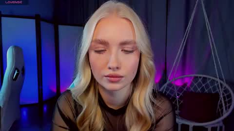 Snapshot of tessahamilton chatting on 12.22.25 TessaHamilton online show from 12.22.25