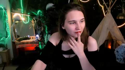 Snapshot of tessamill chatting on 09.18.25 Tessa online show from 09.18.25