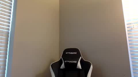 Snapshot of tevvdaren chatting on 10.30.25 tevvdaren online show from 10.30.25