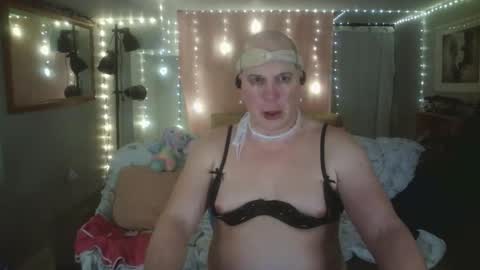 Snapshot of tglacey chatting on 04.05.26 lacey online show from 04.05.26
