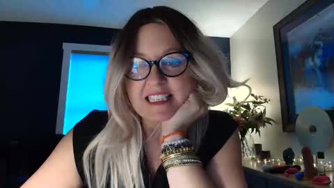 Snapshot of thaleiaquinn chatting on 10.14.25 Thaleia Quinn online show from 10.14.25