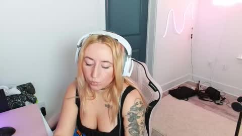 Snapshot of thaliacollinsss chatting on 02.13.26 thaliacollinsss online show from 02.13.26