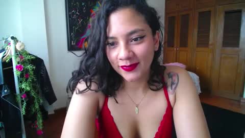Snapshot of thaliacooper chatting on 12.20.24 online show from 12.20.24