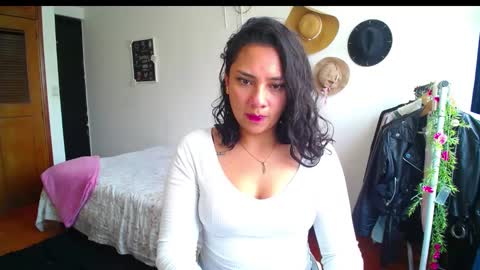 Snapshot of thaliacooper chatting on 01.13.25 online show from 01.13.25