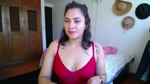 Snapshot of thaliacooper chatting on 01.22.25 online show from 01.22.25