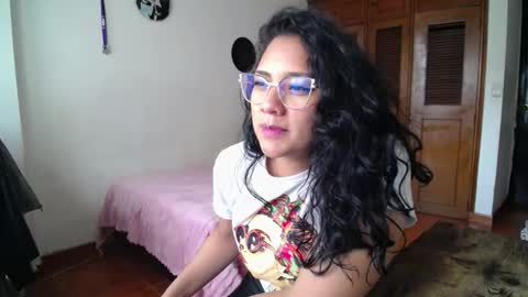 Snapshot of thaliacooper chatting on 09.11.25 online show from 09.11.25