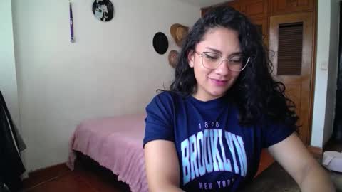 Snapshot of thaliacooper chatting on 09.12.25 online show from 09.12.25