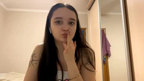 Snapshot of thaliakuchem chatting on 02.23.26 Yumi online show from 02.23.26