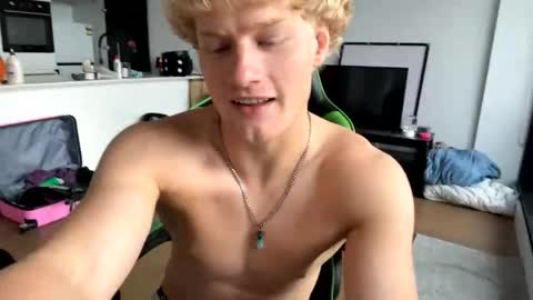 Snapshot of thatbl0ndeboyx chatting on 12.21.25 liammlust online show from 12.21.25