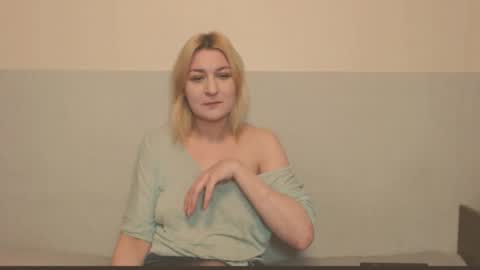 Snapshot of the_basic_instinctt chatting on 09.29.25 Eva online show from 09.29.25