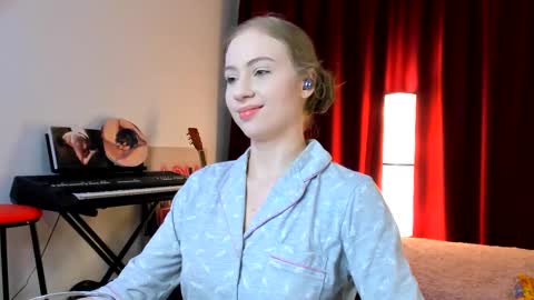 Ally    STREAMING ON TWITCH NOW Check my Twitter for updates online show from 03.09.25