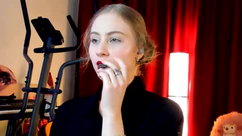 Ally    STREAMING ON TWITCH NOW Check my Twitter for updates online show from 09.26.25