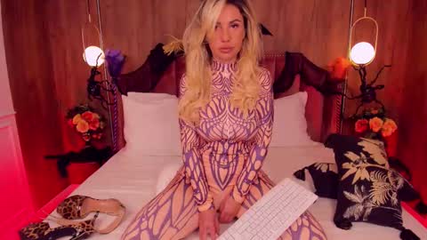 Snapshot of thebaewatch chatting on 11.01.25 BaeWatch online show from 11.01.25