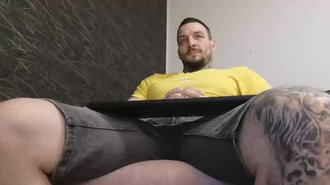 Snapshot of thebestmuscles chatting on 01.10.25 John online show from 01.10.25