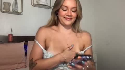 Snapshot of thecamilarhodes chatting on 06.20.26 thecamilarhodes online show from 06.20.26