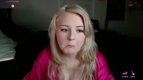 Snapshot of thedancingalien chatting on 05.06.26 Kassandra Grant online show from 05.06.26