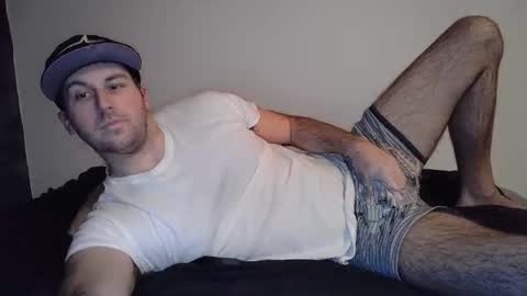 Snapshot of theetwohander chatting on 02.18.25 Theetwohander online show from 02.18.25