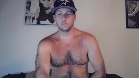 Snapshot of theetwohander chatting on 09.18.25 Theetwohander online show from 09.18.25