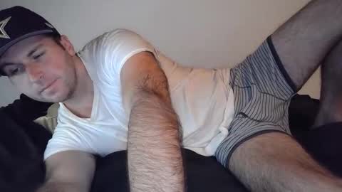Snapshot of theetwohander chatting on 10.21.25 Theetwohander online show from 10.21.25