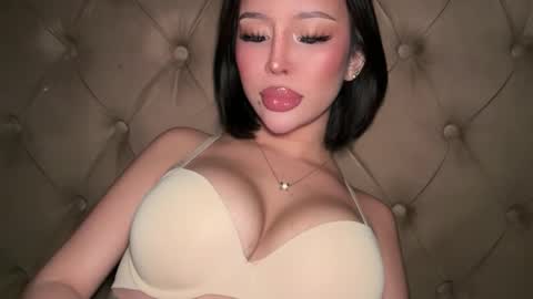 Elle  dont forget to folloW me and thumbs up online show from 03.24.26