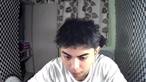 Snapshot of thehugecomeback chatting on 12.04.24 Xerxis online show from 12.04.24