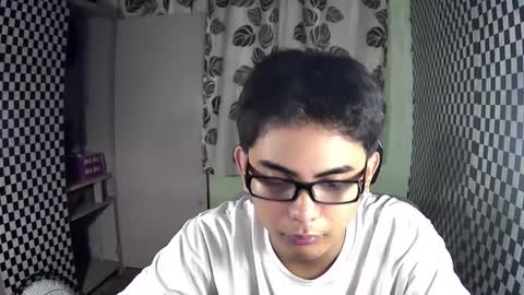 Snapshot of thehugecomeback chatting on 12.05.24 Xerxis online show from 12.05.24