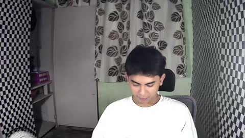 Snapshot of thehugecomeback chatting on 12.05.24 Xerxis online show from 12.05.24