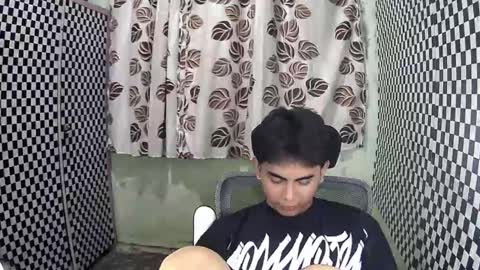 Snapshot of thehugecomeback chatting on 12.09.24 Xerxis online show from 12.09.24