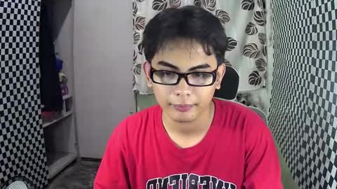 Snapshot of thehugecomeback chatting on 12.10.24 Xerxis online show from 12.10.24