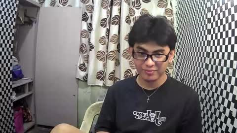 Snapshot of thehugecomeback chatting on 01.06.25 Xerxis online show from 01.06.25