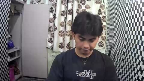 Snapshot of thehugecomeback chatting on 01.06.25 Xerxis online show from 01.06.25