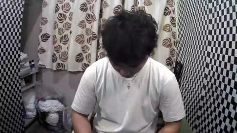 Snapshot of thehugecomeback chatting on 02.05.25 Xerxis online show from 02.05.25