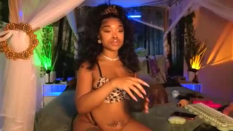 Snapshot of thelovelybrown chatting on 12.19.25 thelovelybrown online show from 12.19.25