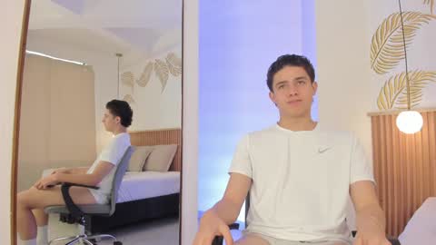 Snapshot of theohawke_ chatting on 01.11.25 THEO- MATEO online show from 01.11.25