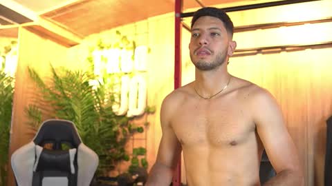 Snapshot of thiago_voss chatting on 12.20.25 Thiago online show from 12.20.25