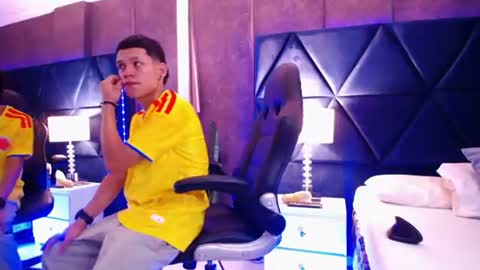 Snapshot of thiagoferrer_ chatting on 06.18.26 T H I A G O online show from 06.18.26