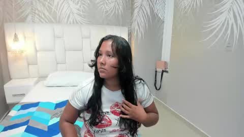 Snapshot of thianna_brunette chatting on 05.21.26 THIANA online show from 05.21.26