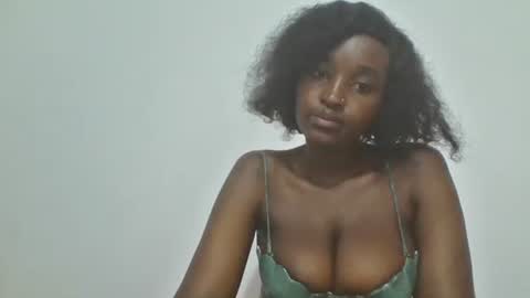 Snapshot of thick_eviey chatting on 09.24.25 love online show from 09.24.25