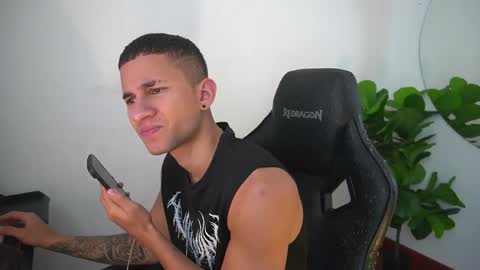 Snapshot of thin_tommy11 chatting on 12.22.25 thin_tommy11 online show from 12.22.25