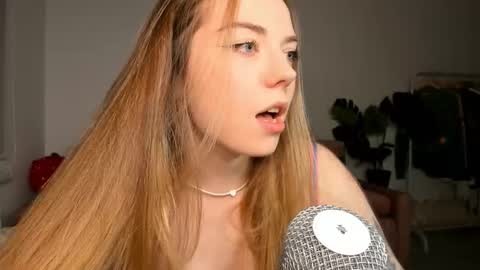 Snapshot of thisisamelia chatting on 03.10.25 Amelia shows on mondays fridays and sundays if anything changes im giving updates on my fansly online show from 03.10.25