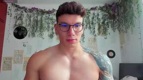 Snapshot of thomas_fuckboy chatting on 02.12.25 Thomas Grey online show from 02.12.25