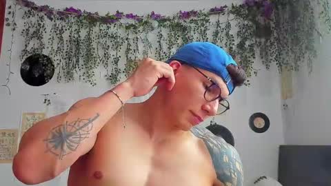 Snapshot of thomas_fuckboy chatting on 02.20.25 Thomas Grey online show from 02.20.25