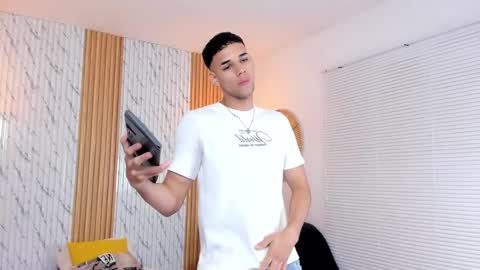 Snapshot of thomas_walker0 chatting on 02.12.25 Thomas online show from 02.12.25