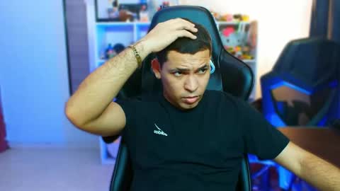 Snapshot of thomascollins__ chatting on 11.08.25 Thomas online show from 11.08.25