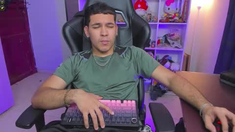 Snapshot of thomascollins__ chatting on 02.14.26 Thomas online show from 02.14.26